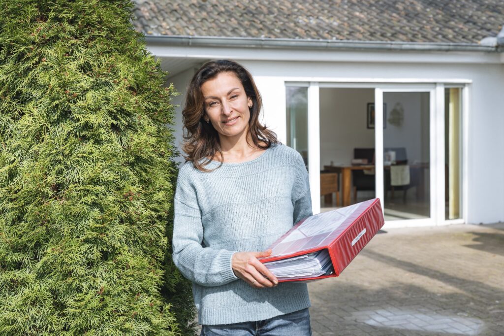 ARCHIMED Pflegekraft betritt das Zuhause eines Patienten